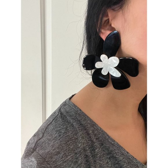 Pair Big Black white flower earrings huge acrylic earring large huge - Picture 2 of 6